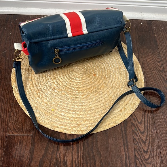 Vintage Minimalist Crossbody Bag - Picture 12 of 16